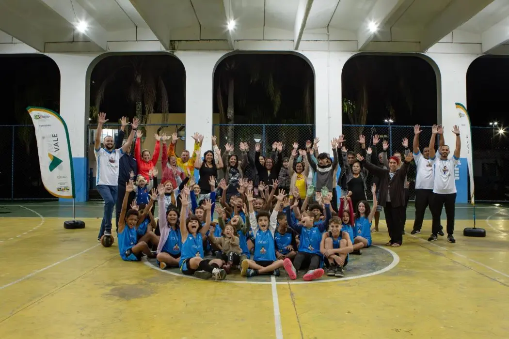 Crianças e adolescentes participam das aulas do Projeto Ídolo Social