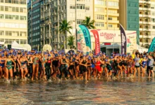 Centenas de mulheres correndo na areia da praia em direção ao mar