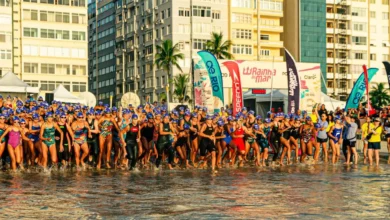Centenas de mulheres correndo na areia da praia em direção ao mar