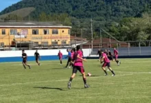Jogadores durante partida no campo da Praia do Saco