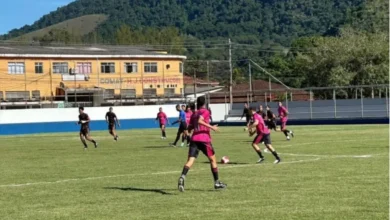 Jogadores durante partida no campo da Praia do Saco