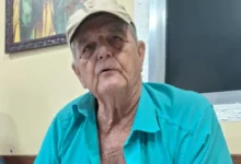 Homem concedendo entrevista