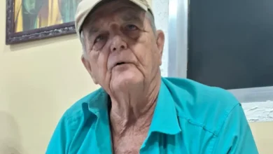 Homem concedendo entrevista