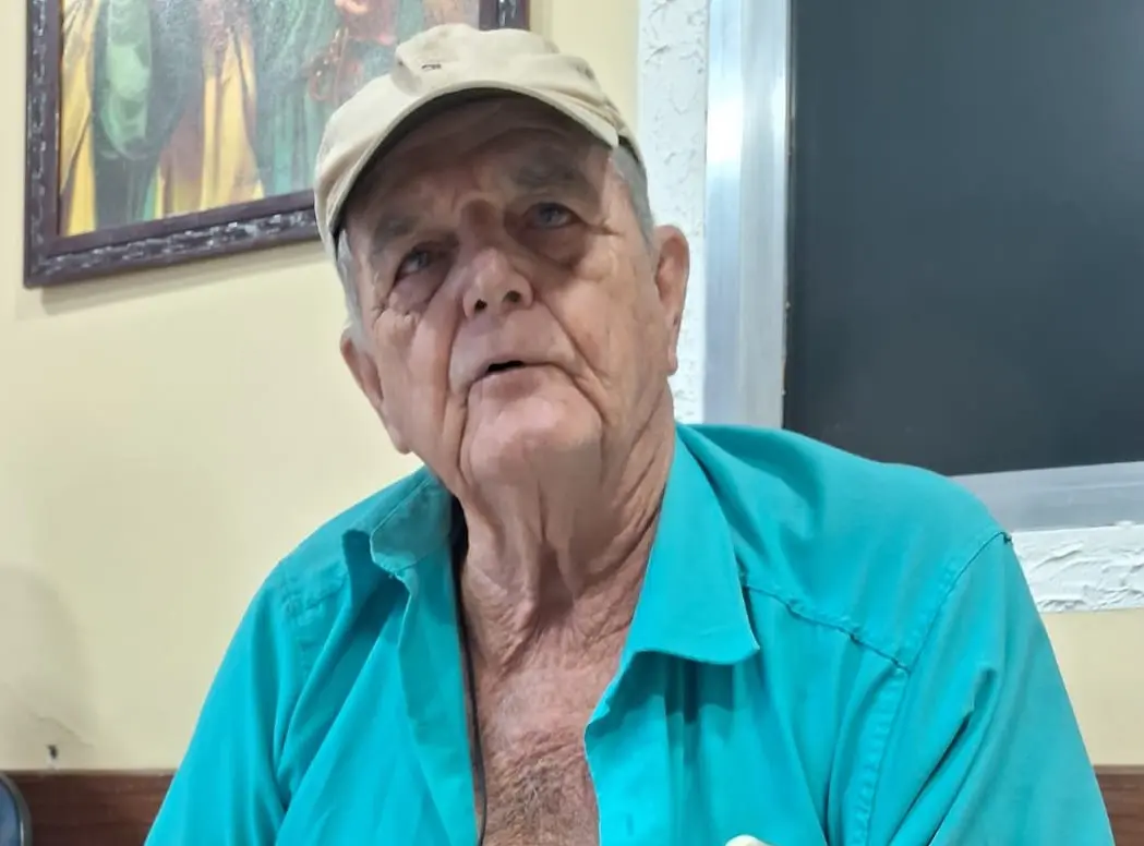 Homem concedendo entrevista