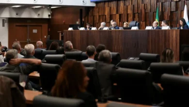 Deputados participam de sessão no plenário da Alerj