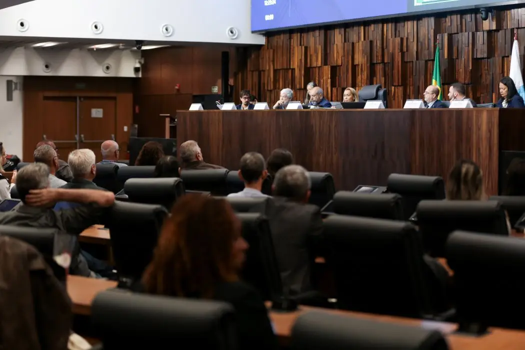 Deputados participam de sessão no plenário da Alerj
