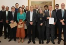 Integrantes do Grupo de Trabalho Unificado de Defesa da Integridade Eleitoral posam após reunião