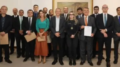 Integrantes do Grupo de Trabalho Unificado de Defesa da Integridade Eleitoral posam após reunião