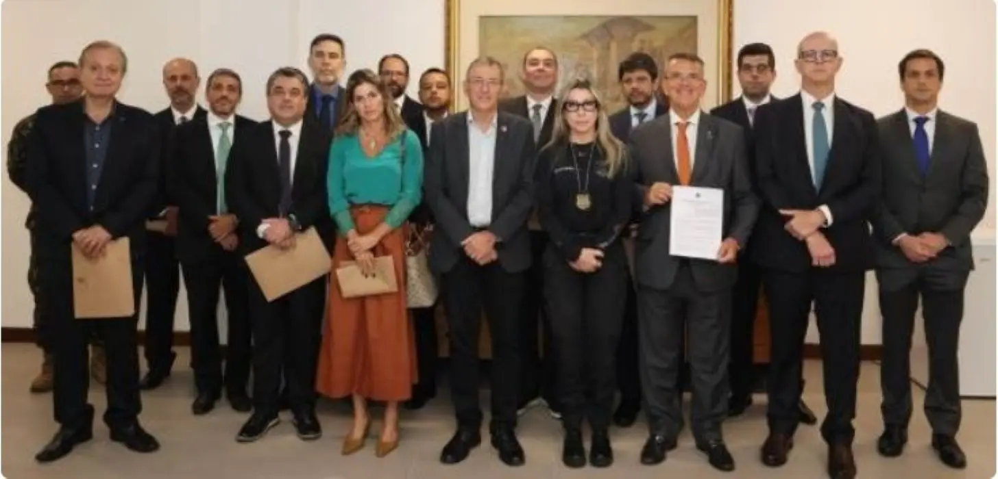 Integrantes do Grupo de Trabalho Unificado de Defesa da Integridade Eleitoral posam após reunião