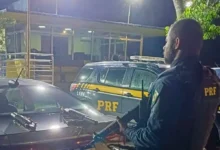 Agente da PRF observa dois lançadores de granadas