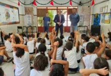 Crianças fazendo sinal afirmativo para um palestrante