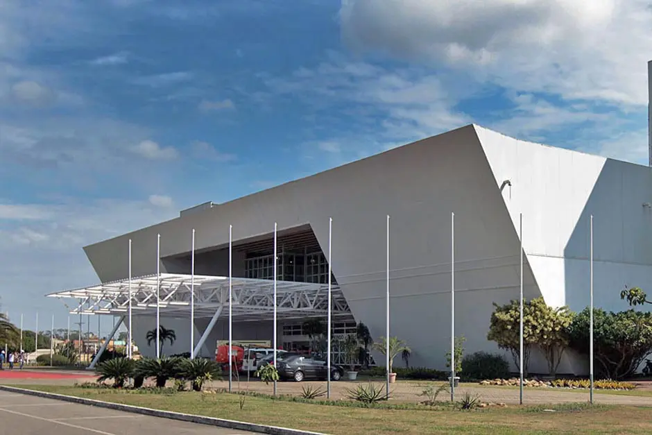 Imagem da fachada do Centro de Convenções Jornalista Roberto Marinho