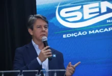 Presidente da Facerj discursando ao microfone