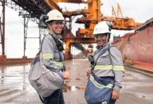 Duas mulheres posando para foto