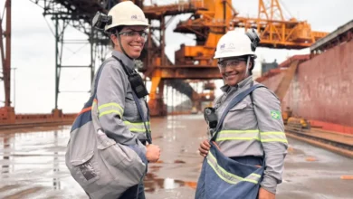 Duas mulheres posando para foto