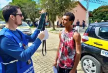 Candidato realiza identificação por reconhecimento facial durante exame prático de direção