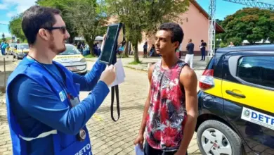 Candidato realiza identificação por reconhecimento facial durante exame prático de direção