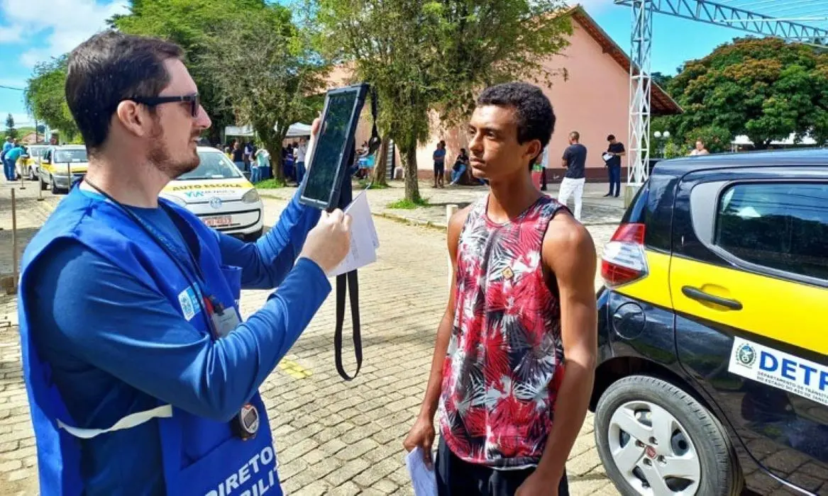 Candidato realiza identificação por reconhecimento facial durante exame prático de direção