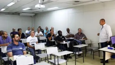 Motoristas participam de aula do curso de condução de veículos de emergência