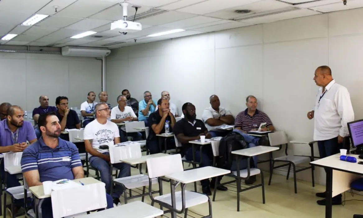 Motoristas participam de aula do curso de condução de veículos de emergência