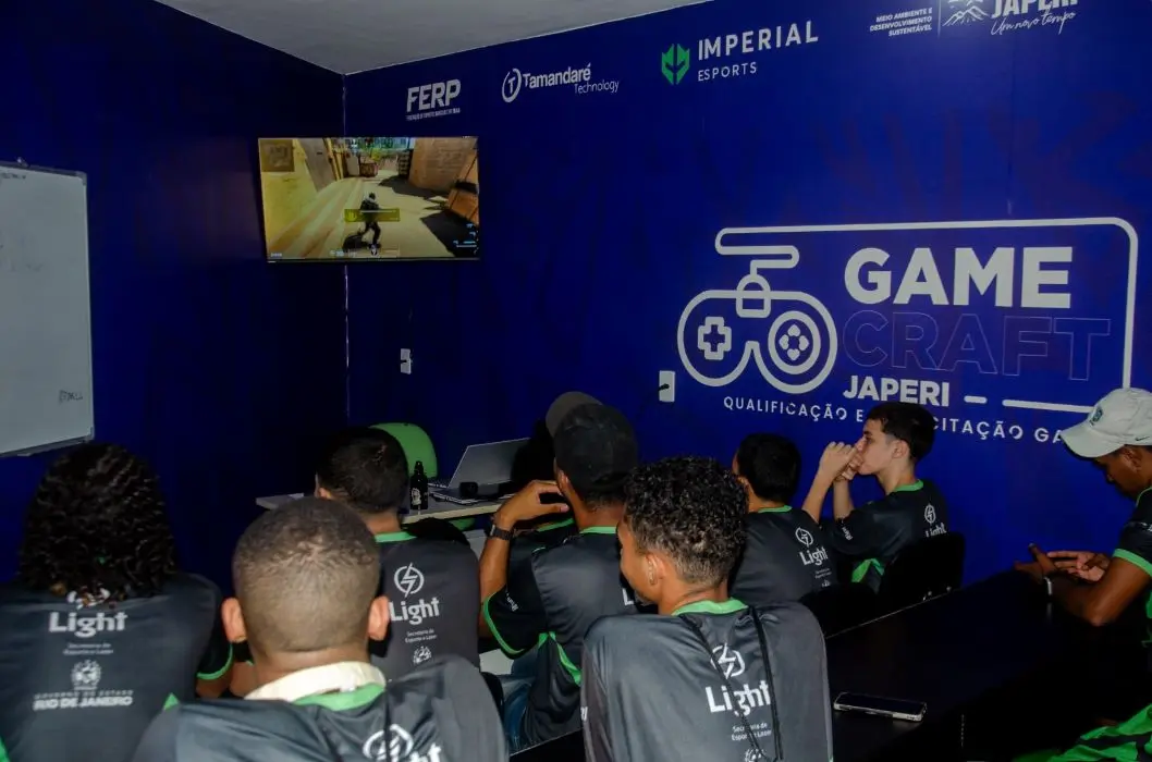 Alunos participam de aula no projeto