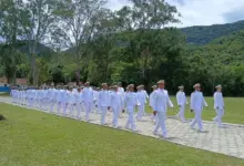 Militares da Marinha do Brasil durante formação e deslocamento em área de treinamento