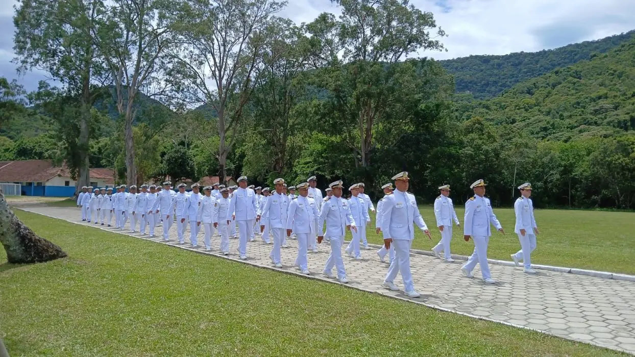 Militares da Marinha do Brasil durante formação e deslocamento em área de treinamento