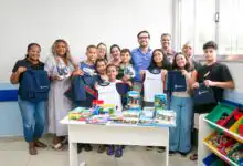 Kits, uniformes e mochilas foram entregues a quase 20 mil alunos da rede municipal.
