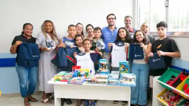 Kits, uniformes e mochilas foram entregues a quase 20 mil alunos da rede municipal.