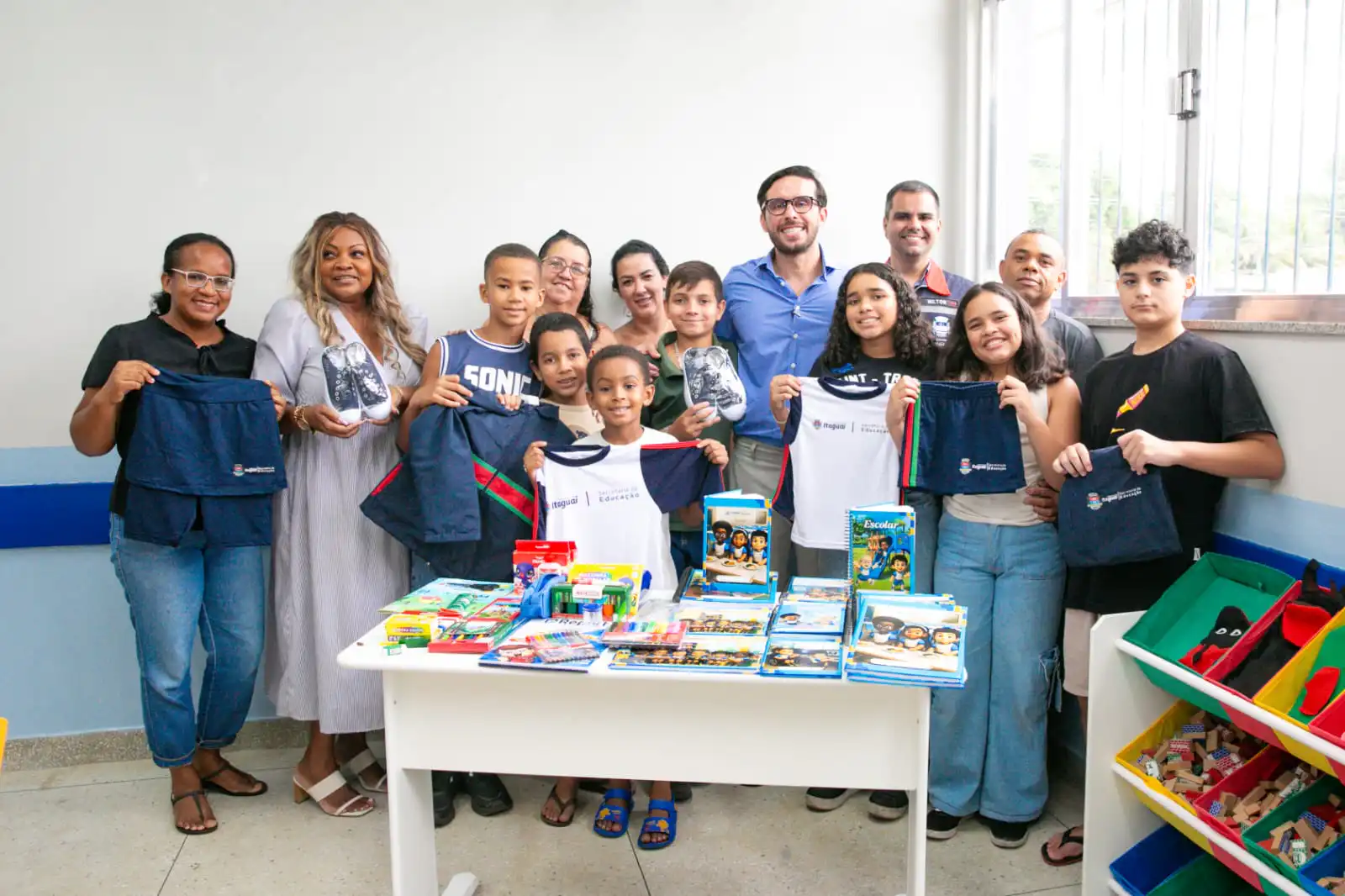 Kits, uniformes e mochilas foram entregues a quase 20 mil alunos da rede municipal.