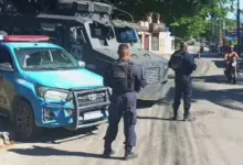 Policiais militares ao lado de viaturas em Chaperó