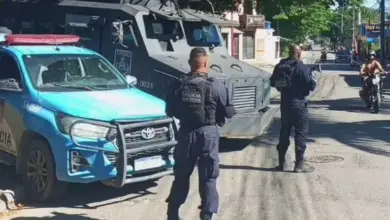 Policiais militares ao lado de viaturas em Chaperó