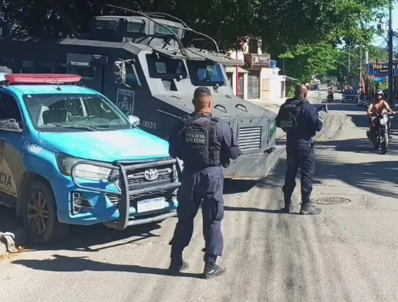 Policiais militares ao lado de viaturas em Chaperó