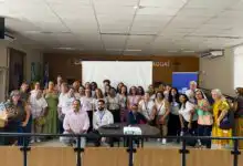 Empreendedoras de Itaguaí posam ao lado da equipe do Sebrae durante evento na Câmara Municipal, que ofereceu orientações sobre formalização e gestão de negócios.