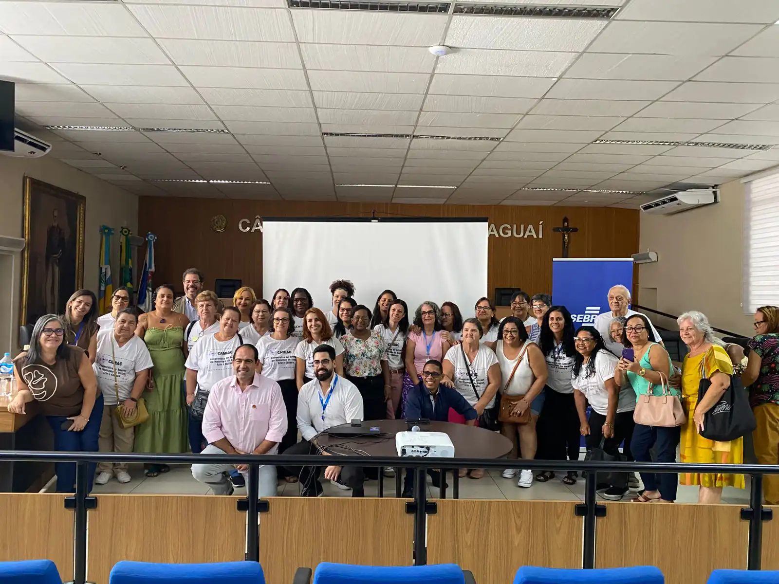 Empreendedoras de Itaguaí posam ao lado da equipe do Sebrae durante evento na Câmara Municipal, que ofereceu orientações sobre formalização e gestão de negócios.