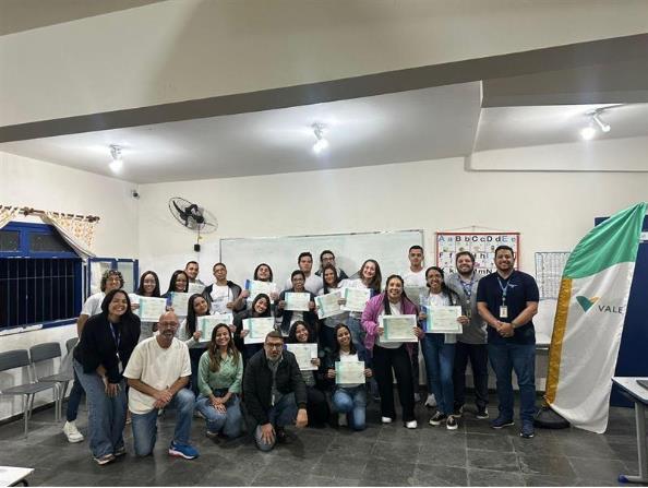 Alunos do Curso de Almoxarificado fazem pose para foto mosgtranto seus certificados de participação.