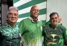 Três homens posando para foto