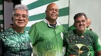 Três homens posando para foto