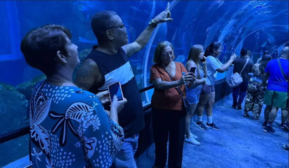 Integrantes da Terceira Idade de Praia Pequena registram e apreciam as belezas do AquaRio