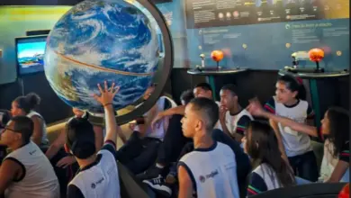 Alunos do CIEP 496 observando de perto um modelo do planeta Terra