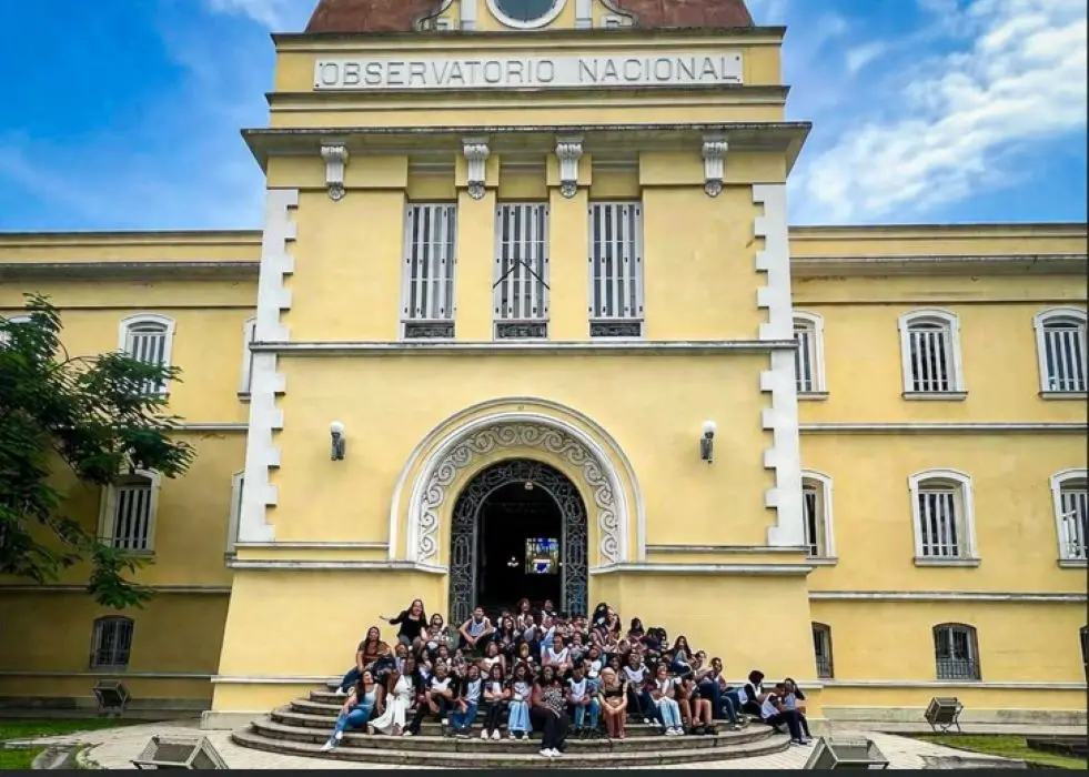 Alunos do 6º ano do CIEP 496 posam na escadaria do Museu de Astronomia