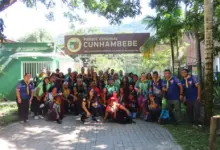 ntegrantes do Clube de Desbravadores posam em frente à entrada do Parque Cunhambebe