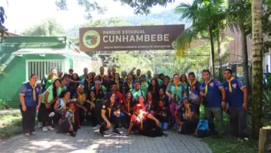 ntegrantes do Clube de Desbravadores posam em frente à entrada do Parque Cunhambebe