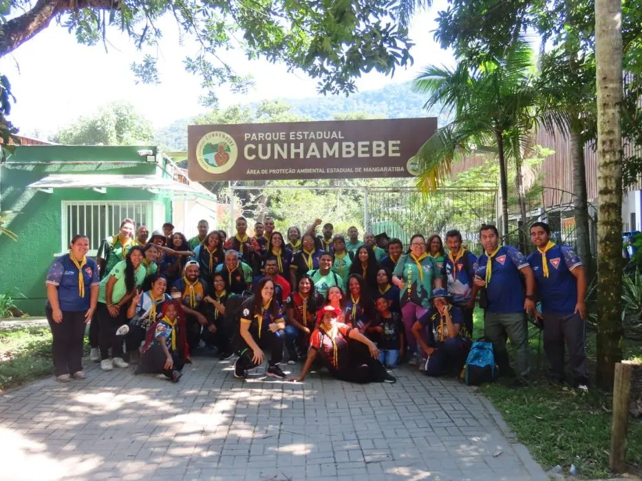 ntegrantes do Clube de Desbravadores posam em frente à entrada do Parque Cunhambebe