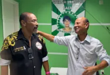 Presidente Zezo cumprimentando convidado