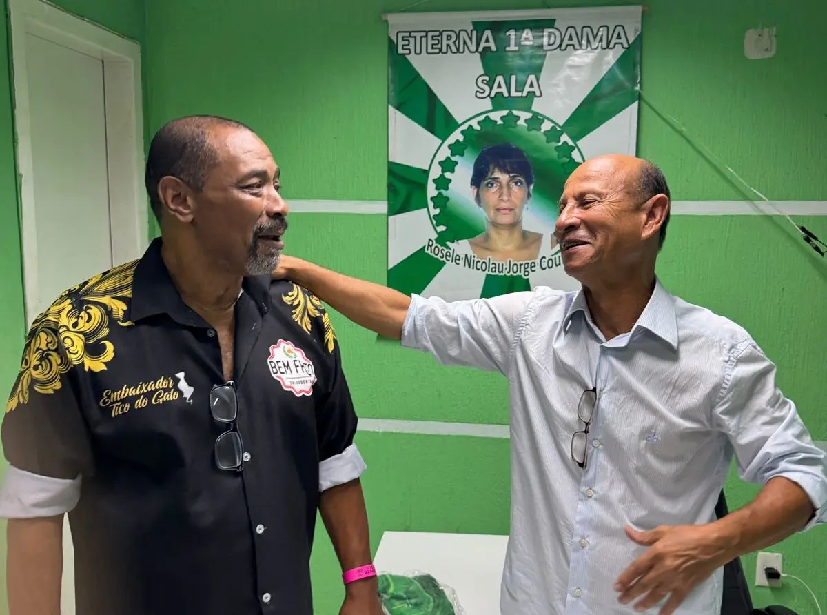 Presidente Zezo cumprimentando convidado