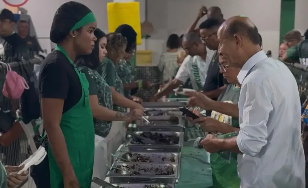 Presidente Zezo cumprimentando cozinheira