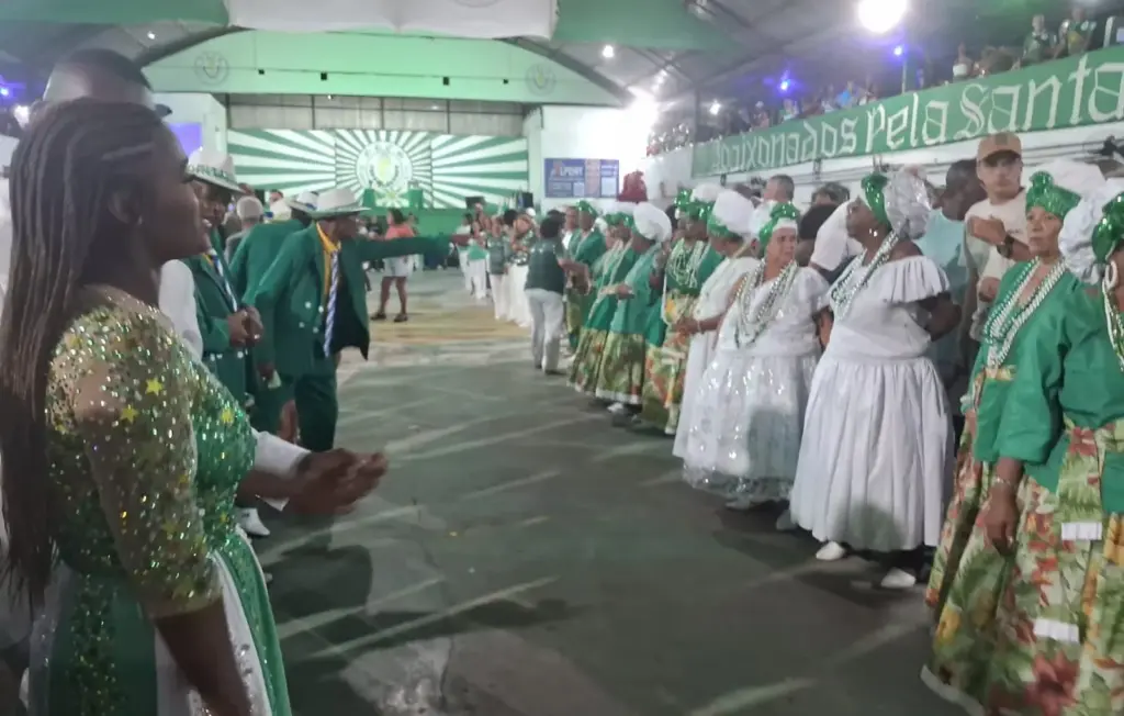 Velha guarda recepcionando convidados