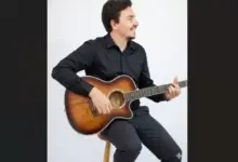 Flávio Bajô em clima intimista: voz, violão e um repertório que passeia entre a MPB e o rock para conquistar o público