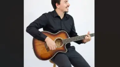 Flávio Bajô em clima intimista: voz, violão e um repertório que passeia entre a MPB e o rock para conquistar o público